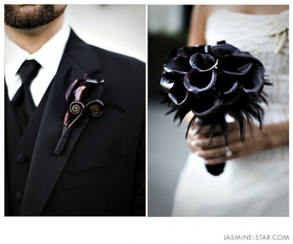 twee foto's van een man en vrouw in zwarte pakken