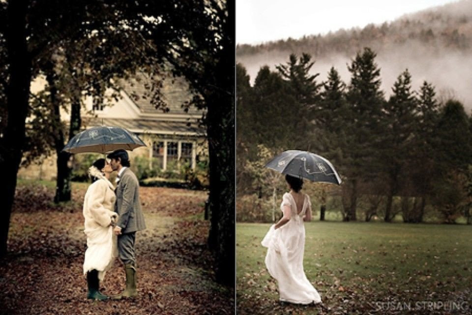 twee foto's van een bruid en bruidegom met paraplu's