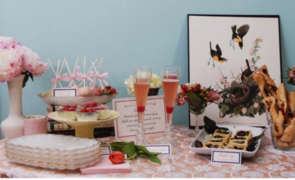 een tafel met een verscheidenheid aan desserts en drankjes