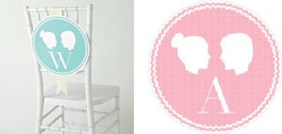 een stoel met een roze en blauwe stoel en een bord dat zegt "trouwstoel"