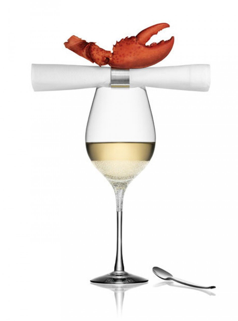 een kreeft zit op een servet in een wijnglas