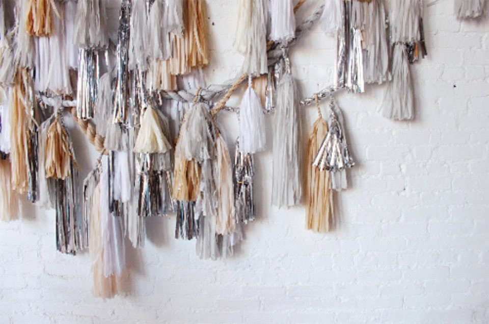 een muur met veel kwasten eraan