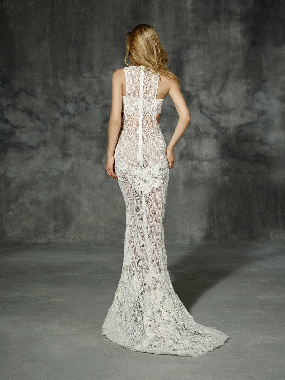 het achteraanzicht van de trouwjurk uit de collectie van Alessandro