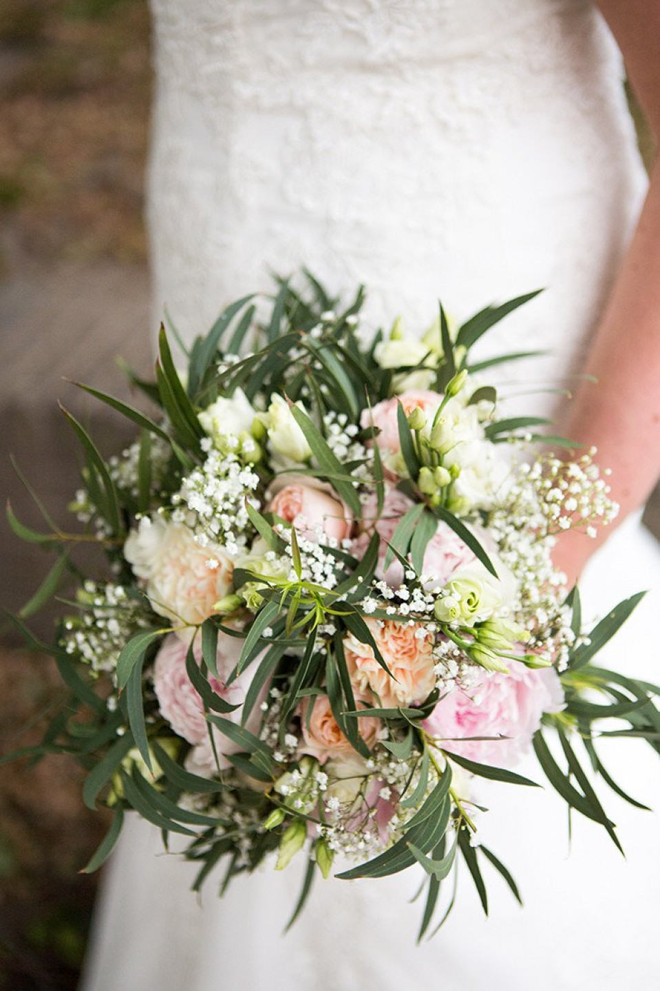 een bruid die een boeket bloemen vasthoudt
