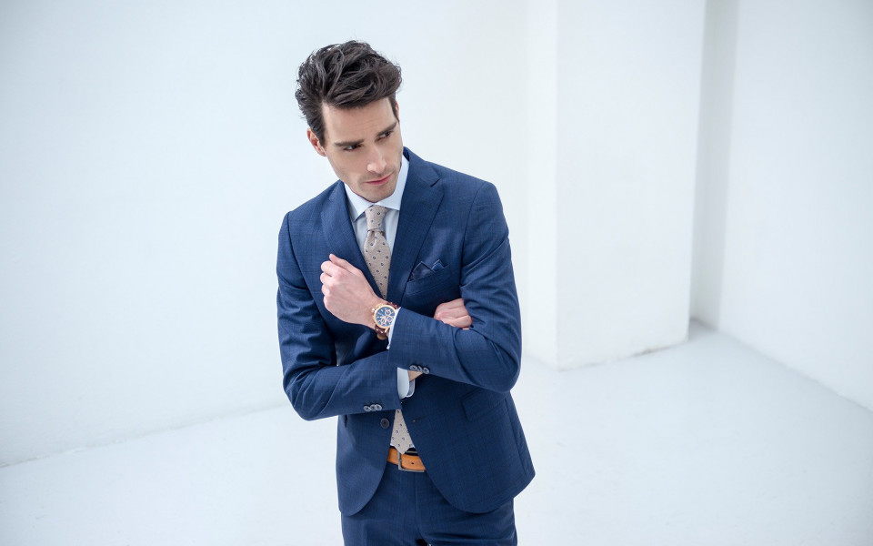 een man in een blauw pak en stropdas