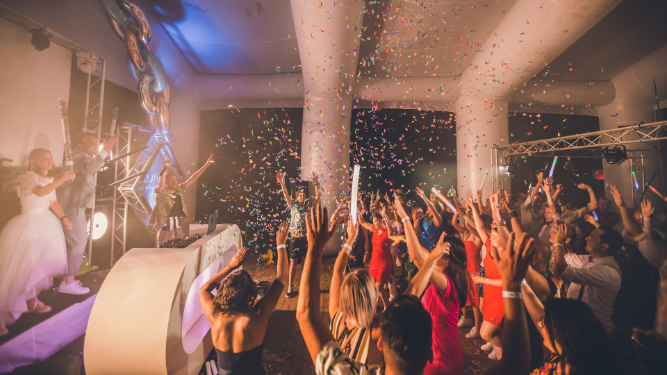 een groep mensen op een trouwfeest met confetti