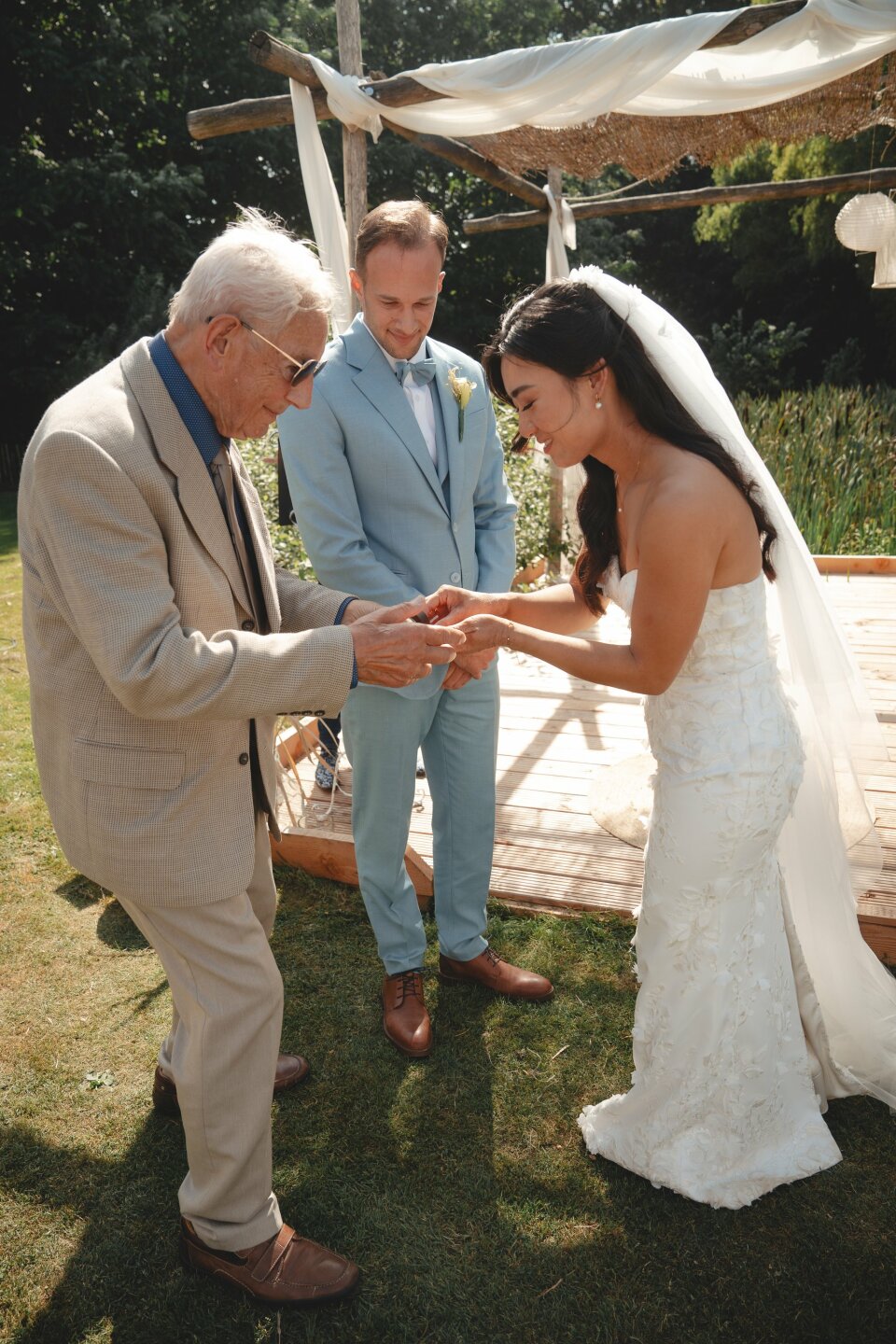 een man en een vrouw wisselen een trouwring uit