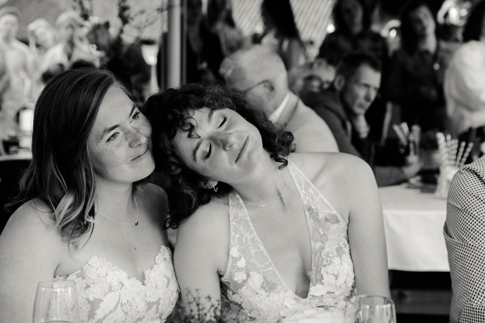 een paar vrouwen die naast elkaar zitten