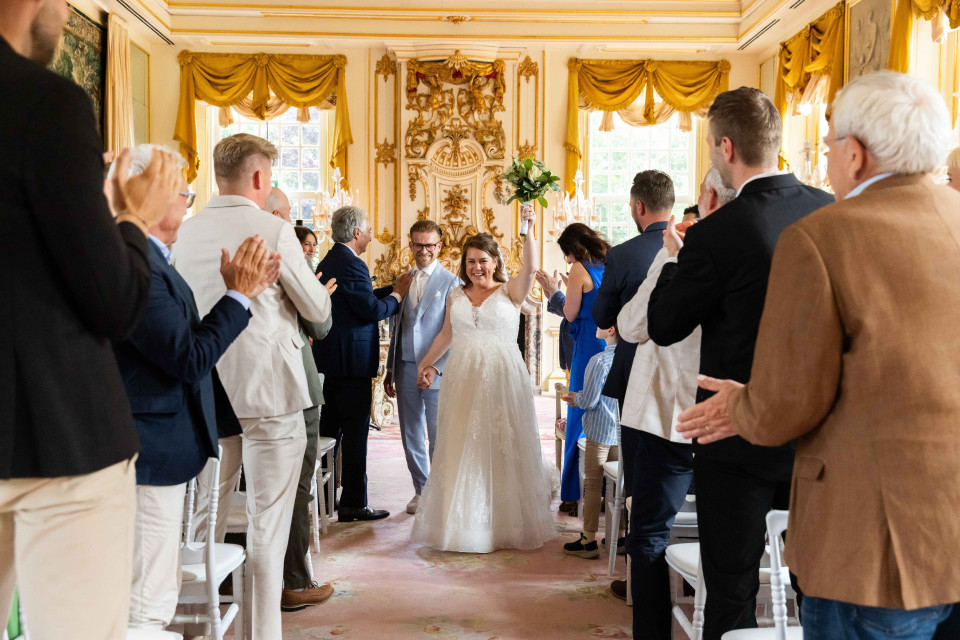 de bruid en bruidegom die samen de gang aflopen