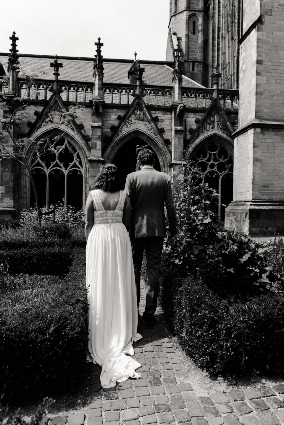 een zwart-witfoto van een bruid en bruidegom