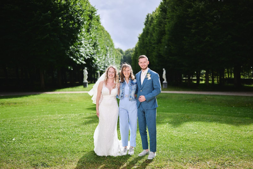 de bruid en bruidegom die poseren voor een foto in het park