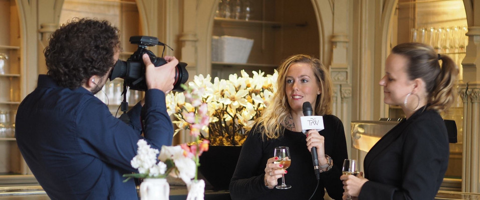 twee vrouwen praten met een man in een kamer