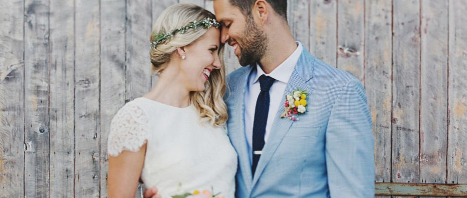 een bruid en bruidegom staan naast elkaar