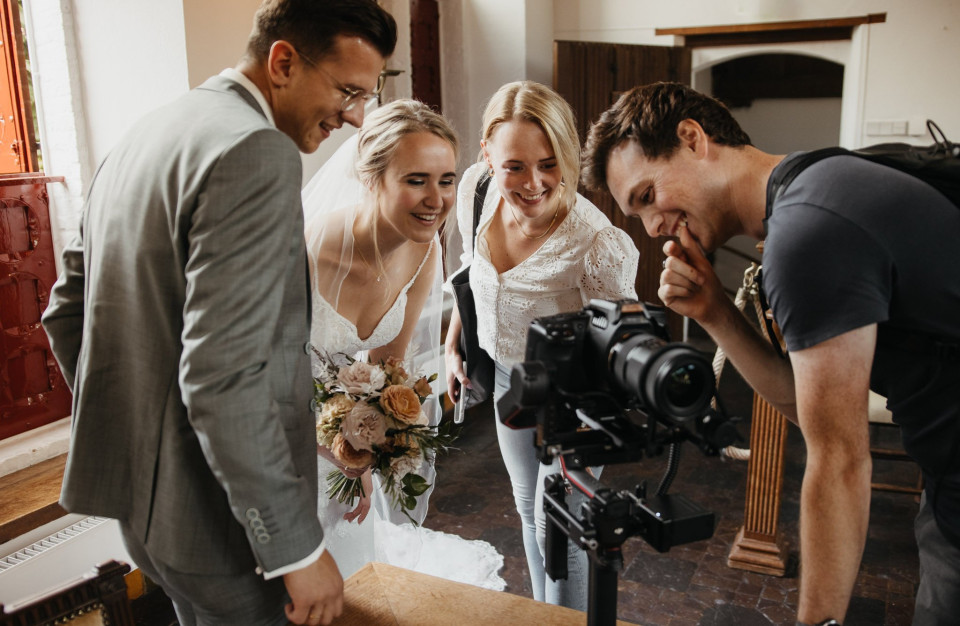 een bruid en bruidegom filmen hun bruiloft