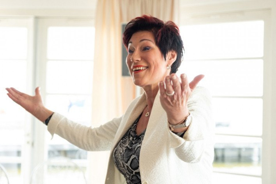 een vrouw met haar handen uitgestrekt voor zich