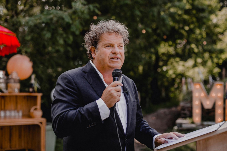 Trouwambtenaar Dirk Zeelenberg geeft een speech op een trouwceremonie