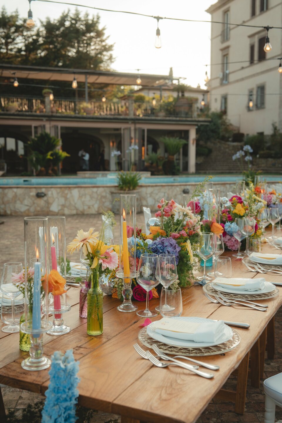 Kleurrijke tafeldecoratie met veel bloemen en kaarsen