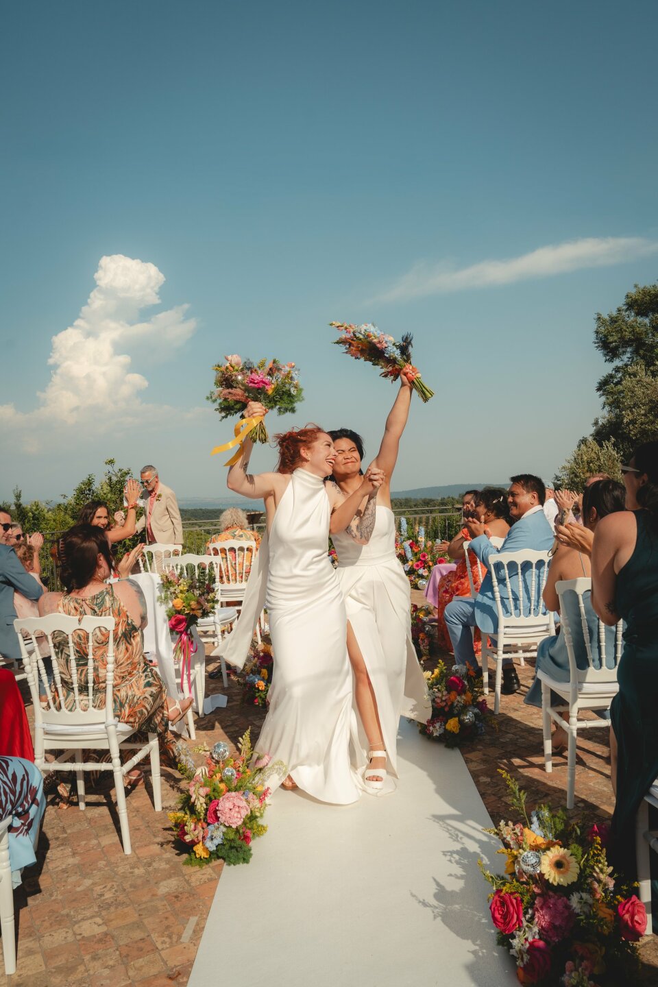 het pasgetrouwde stel dat het gangpad afloopt