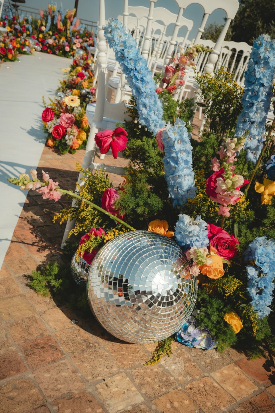 een discobal in het midden van een bloemenarrangement