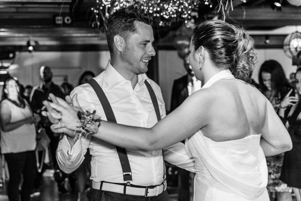 een bruid en bruidegom die dansen op hun bruiloftsreceptie