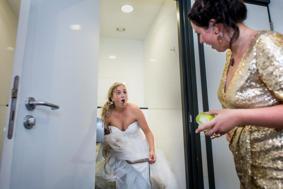 een bruid maakt zich klaar om in de lift te stappen