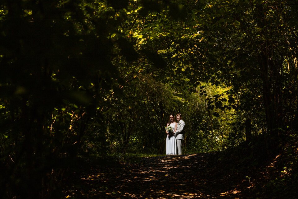 Golden hour love story in het bos