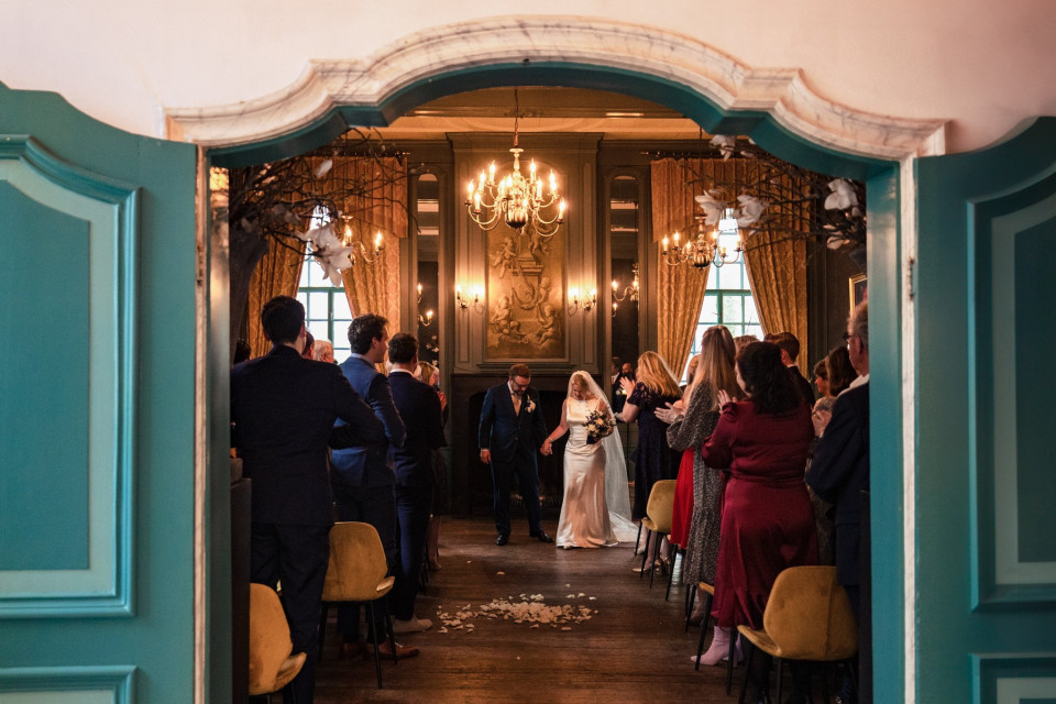 bruiloftsceremonie in het oude landhuis