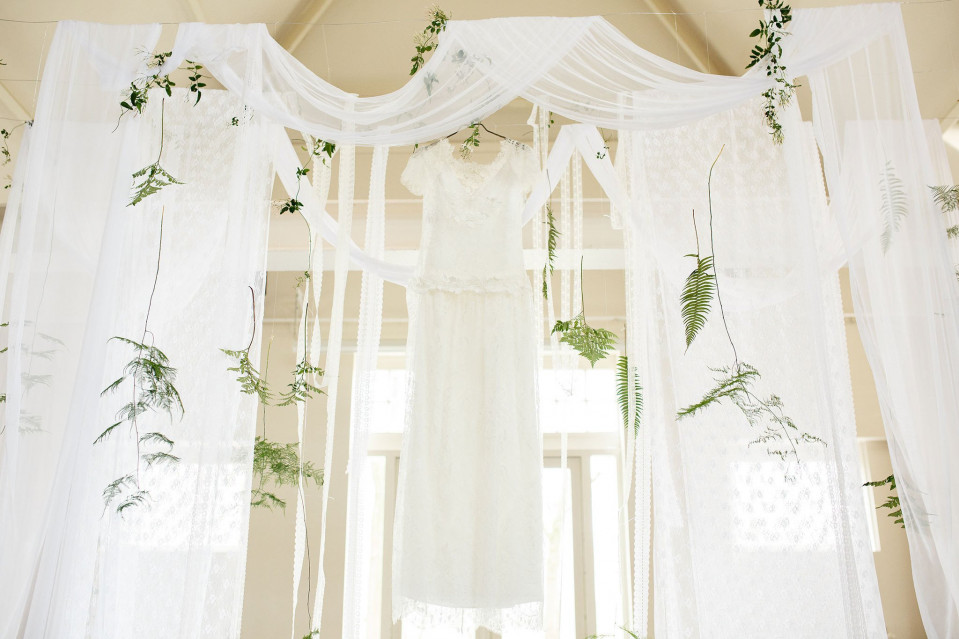 trouwjurk hangend aan het plafond