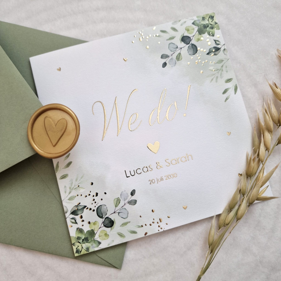 trouwuitnodiging met gouden folie afdruk en groene bladeren