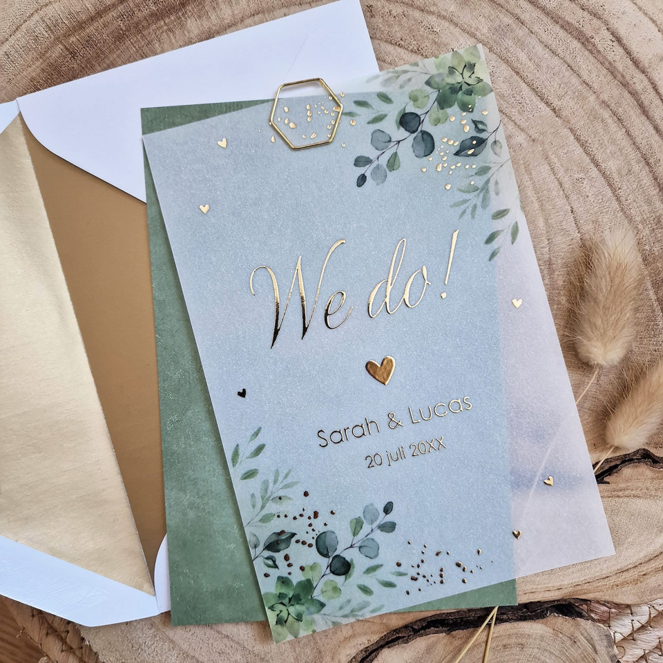 trouwuitnodiging met gouden folie en groene bladeren