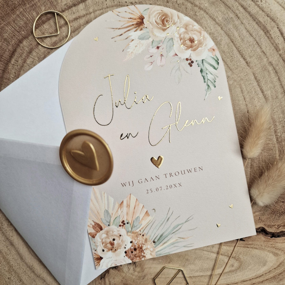 trouwuitnodiging met gouden zegel en bloemmotief