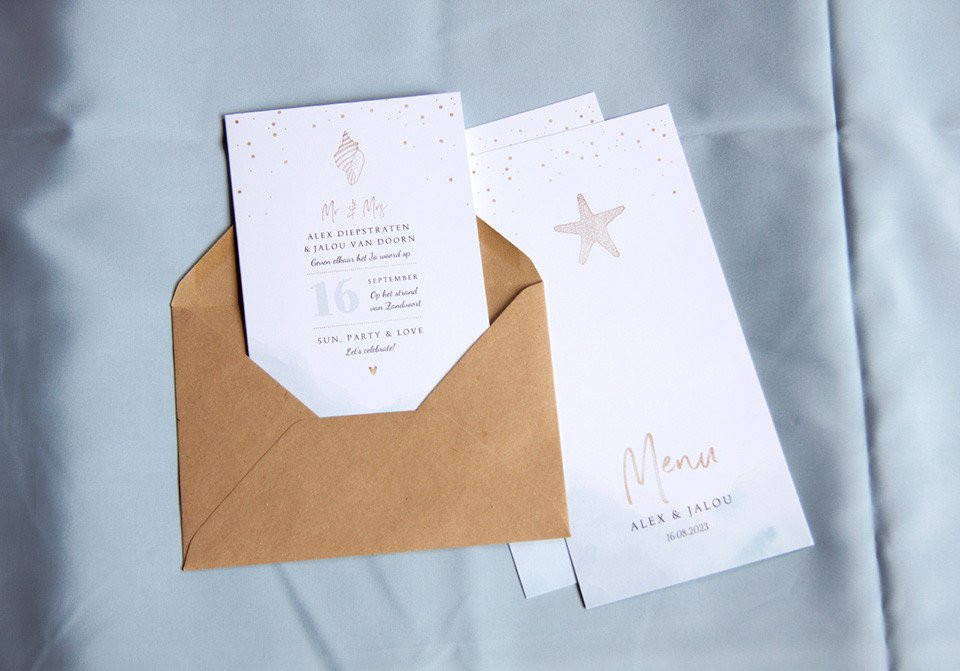 een trouwuitnodiging met een zeester ontwerp