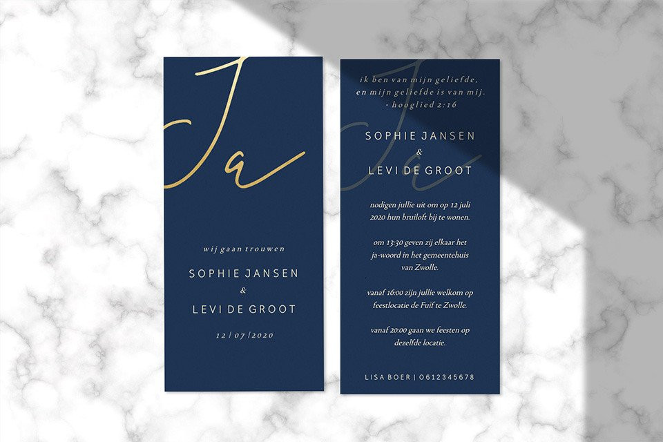 een blauwe en gouden trouwuitnodiging met een gouden folie script