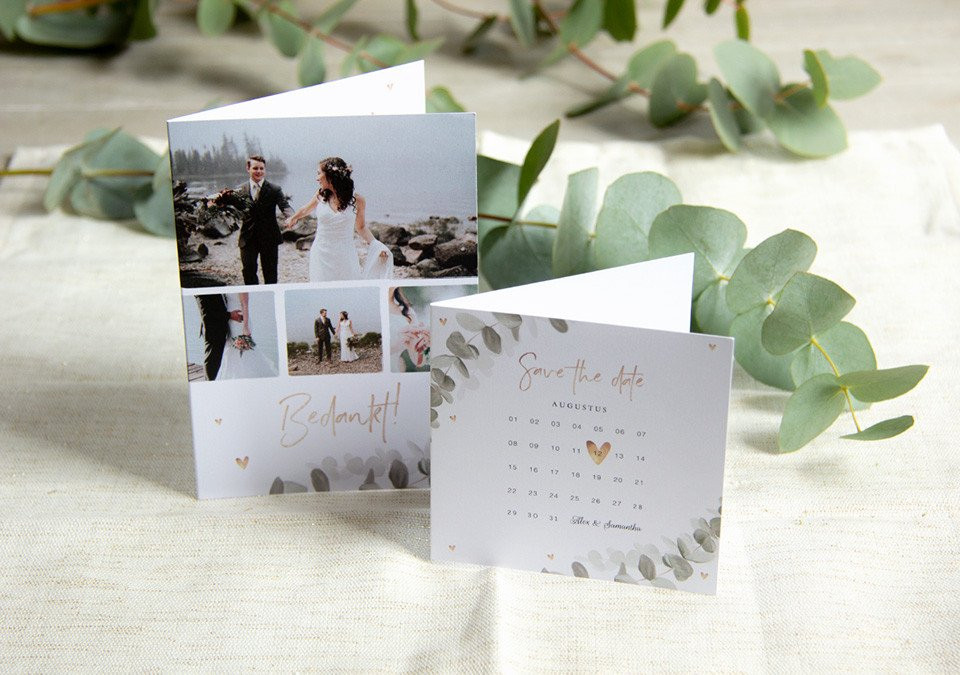 trouwuitnodiging met eucalyptusbladeren