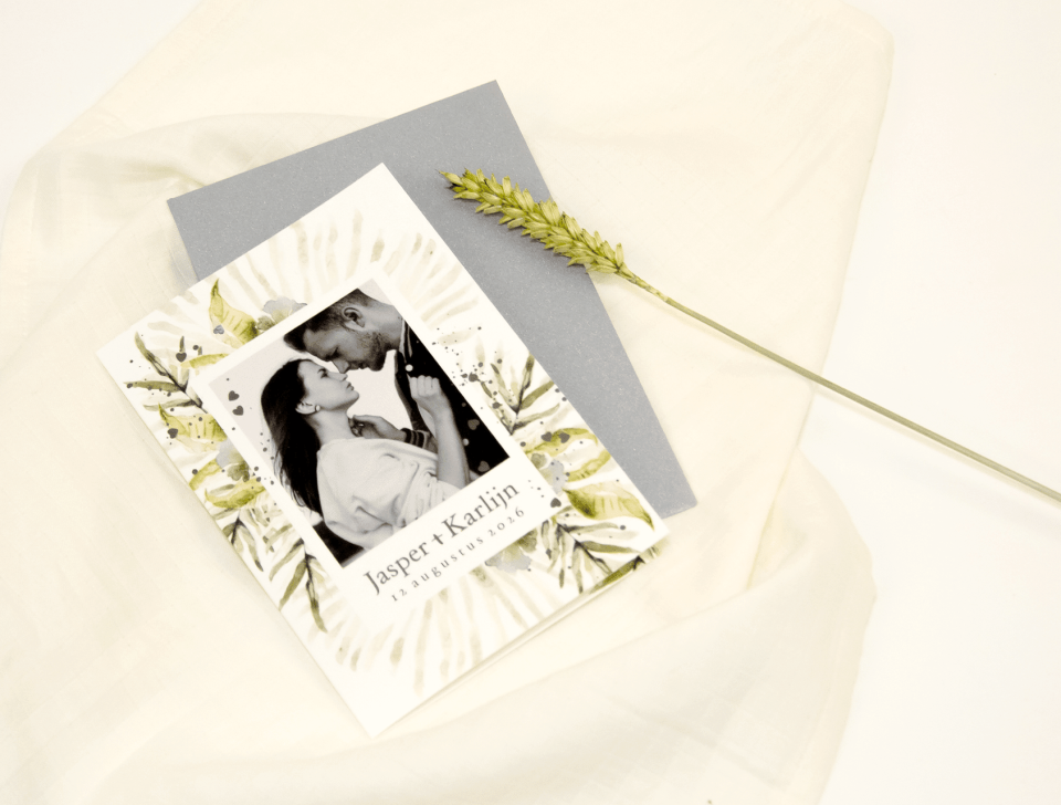 trouwuitnodiging met foto en bloem