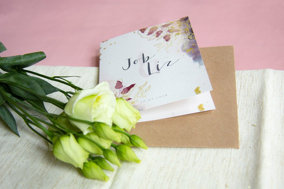 bloemen en kaart op een tafel