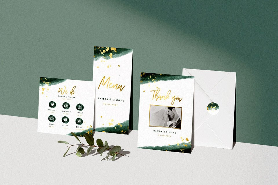 een groene en gouden trouwuitnodiging met een gouden folie ontwerp