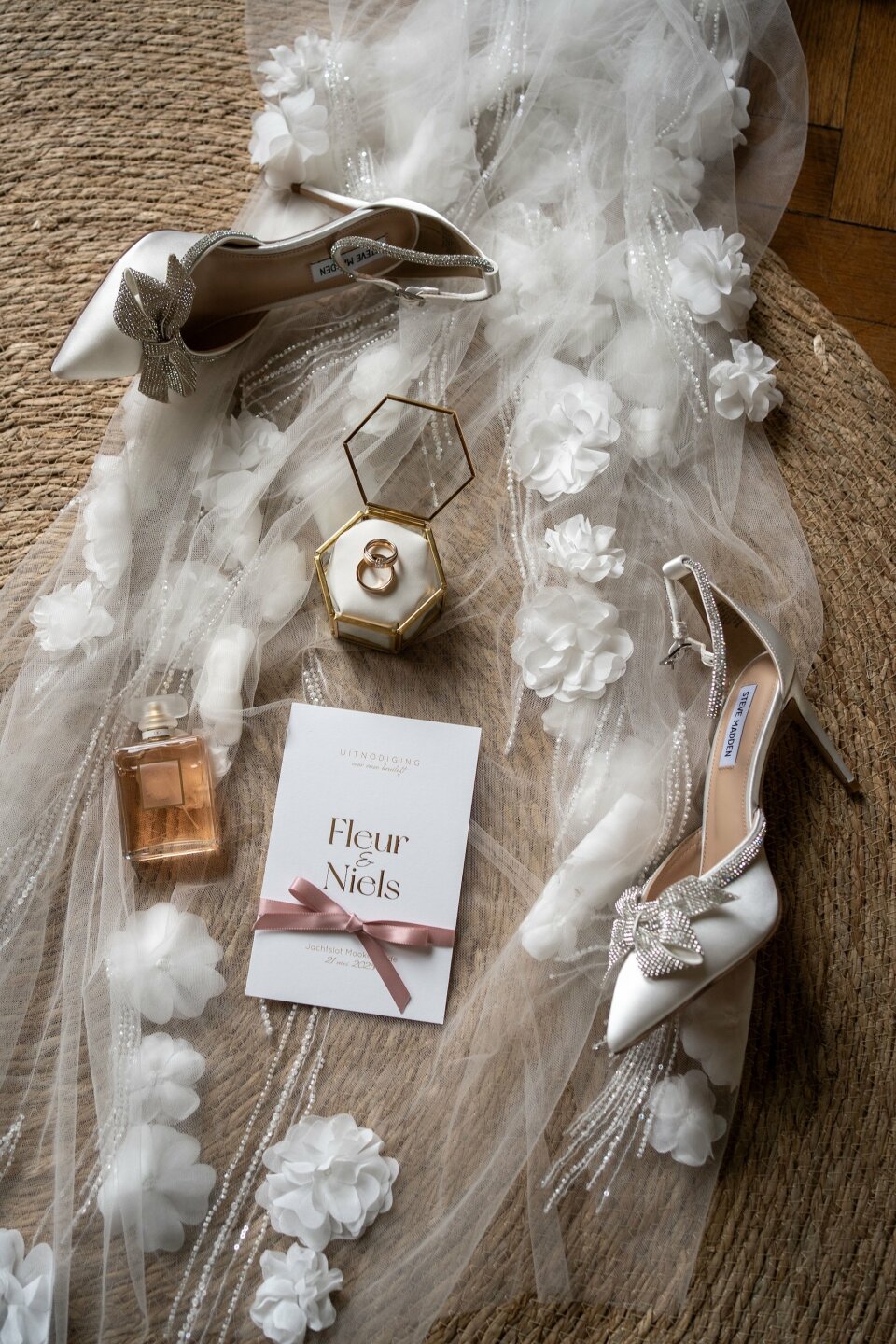 de trouwschoenen en accessoires van de bruid op de vloer