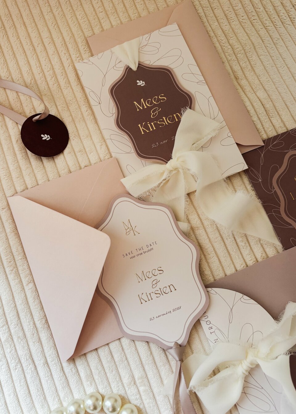 een close-up van de trouwstationery op het bed