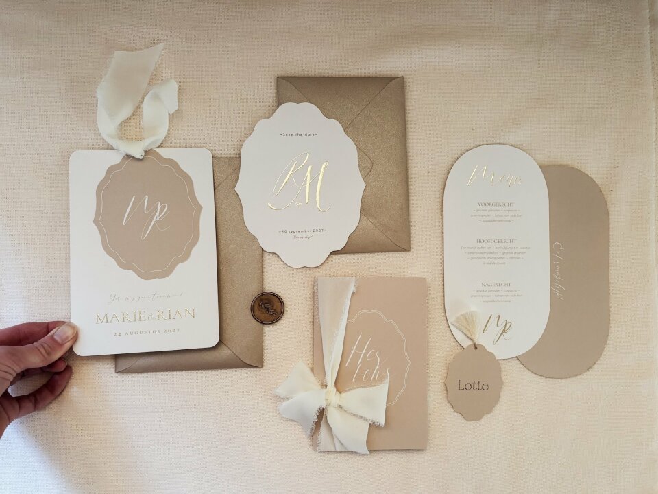 de details van de trouwstationery op de tafel