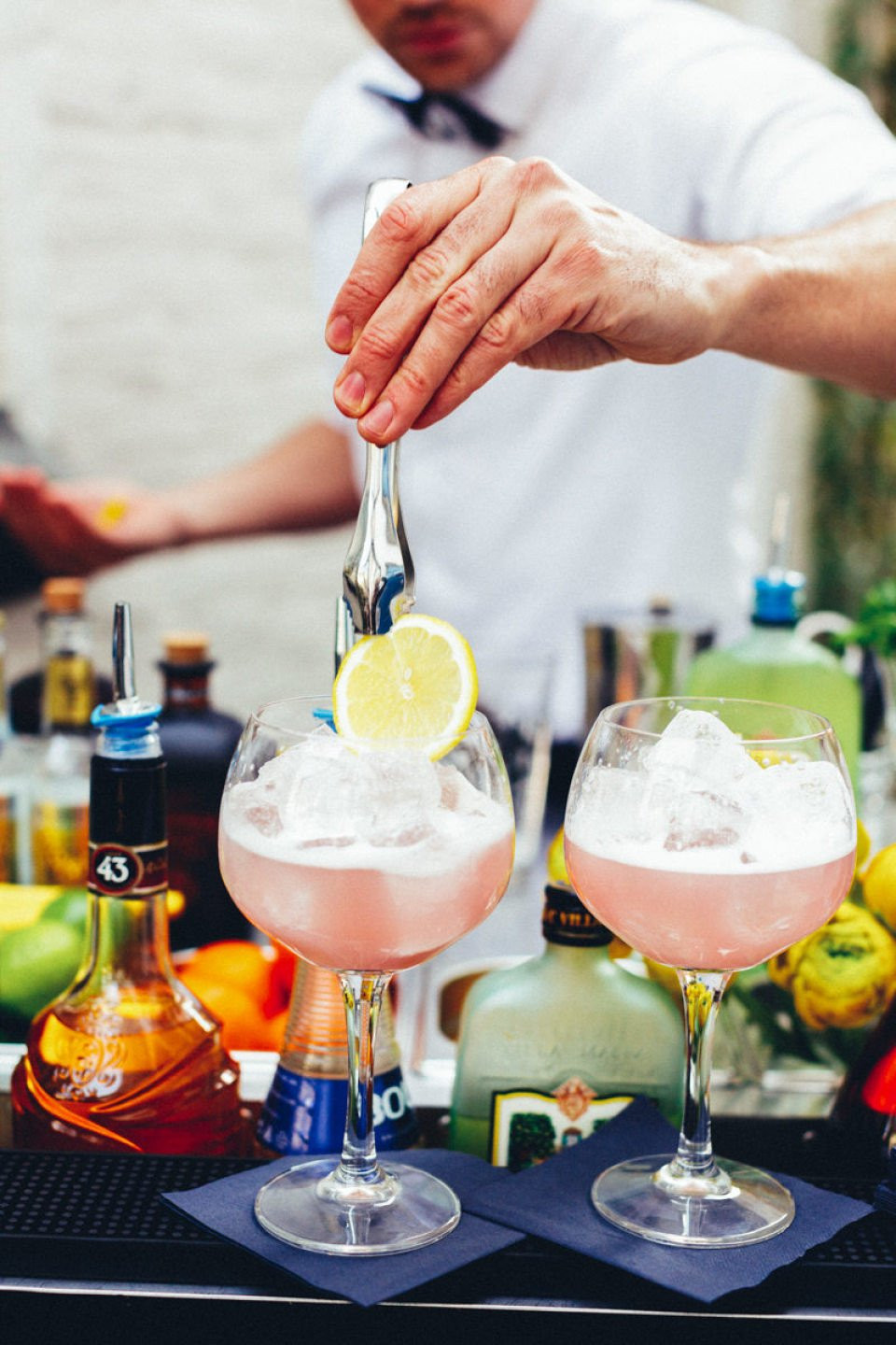 barman maakt coctail met citroen
