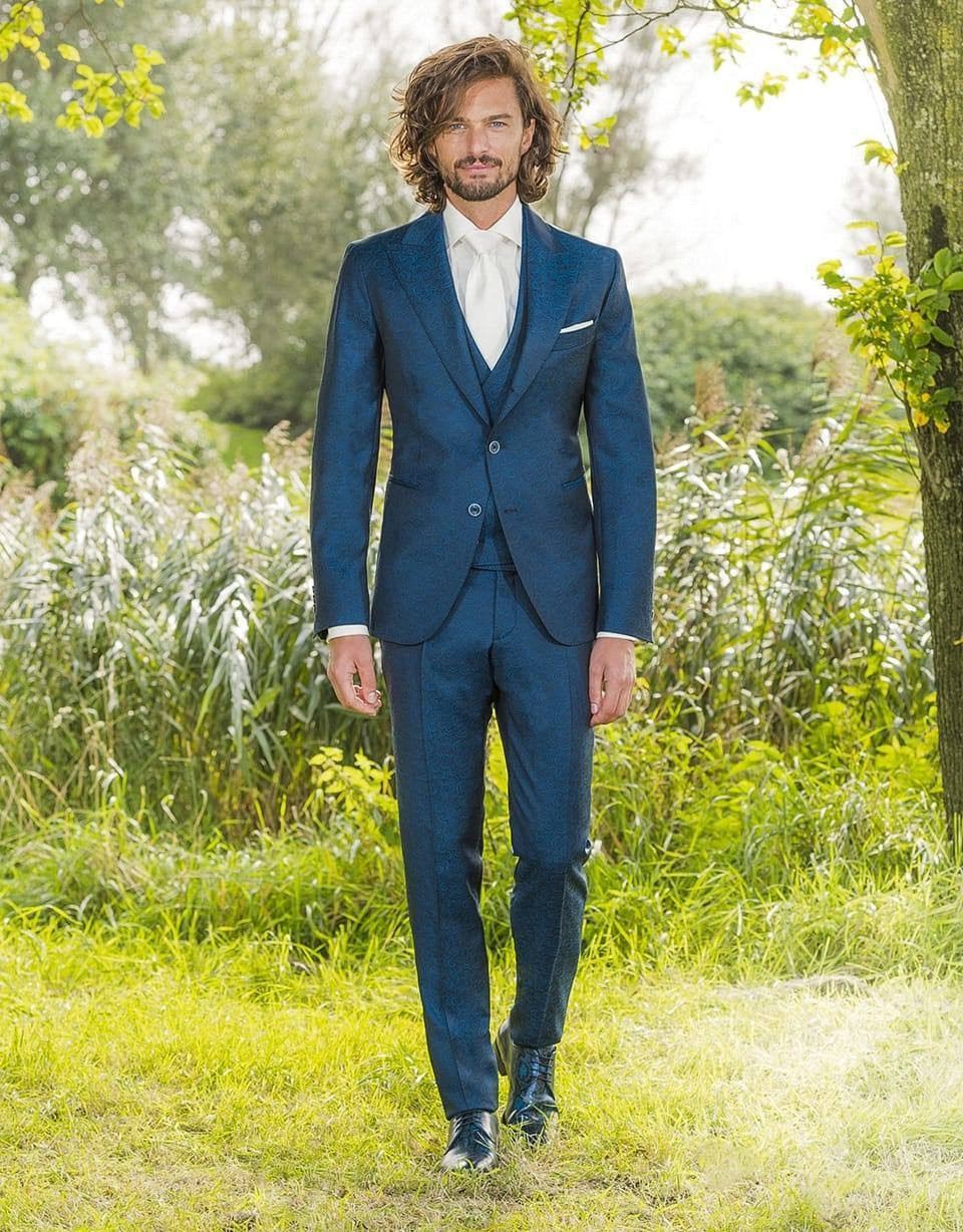 een man in een blauw pak en wit overhemd