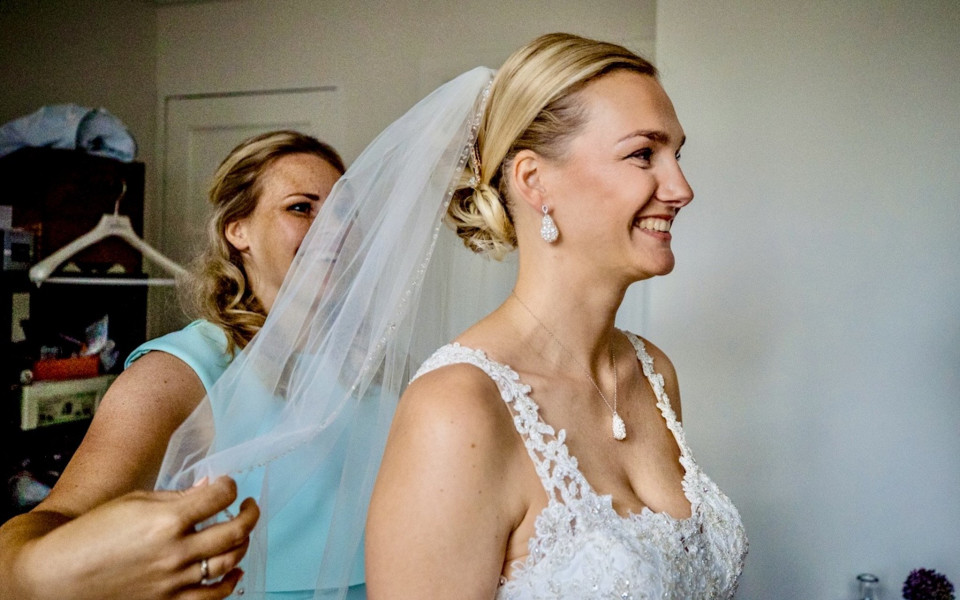 een bruid die klaar staat om haar sluier op te zetten