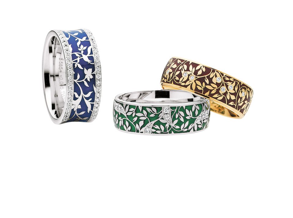 drie verschillend gekleurde ringen met bloemmotieven