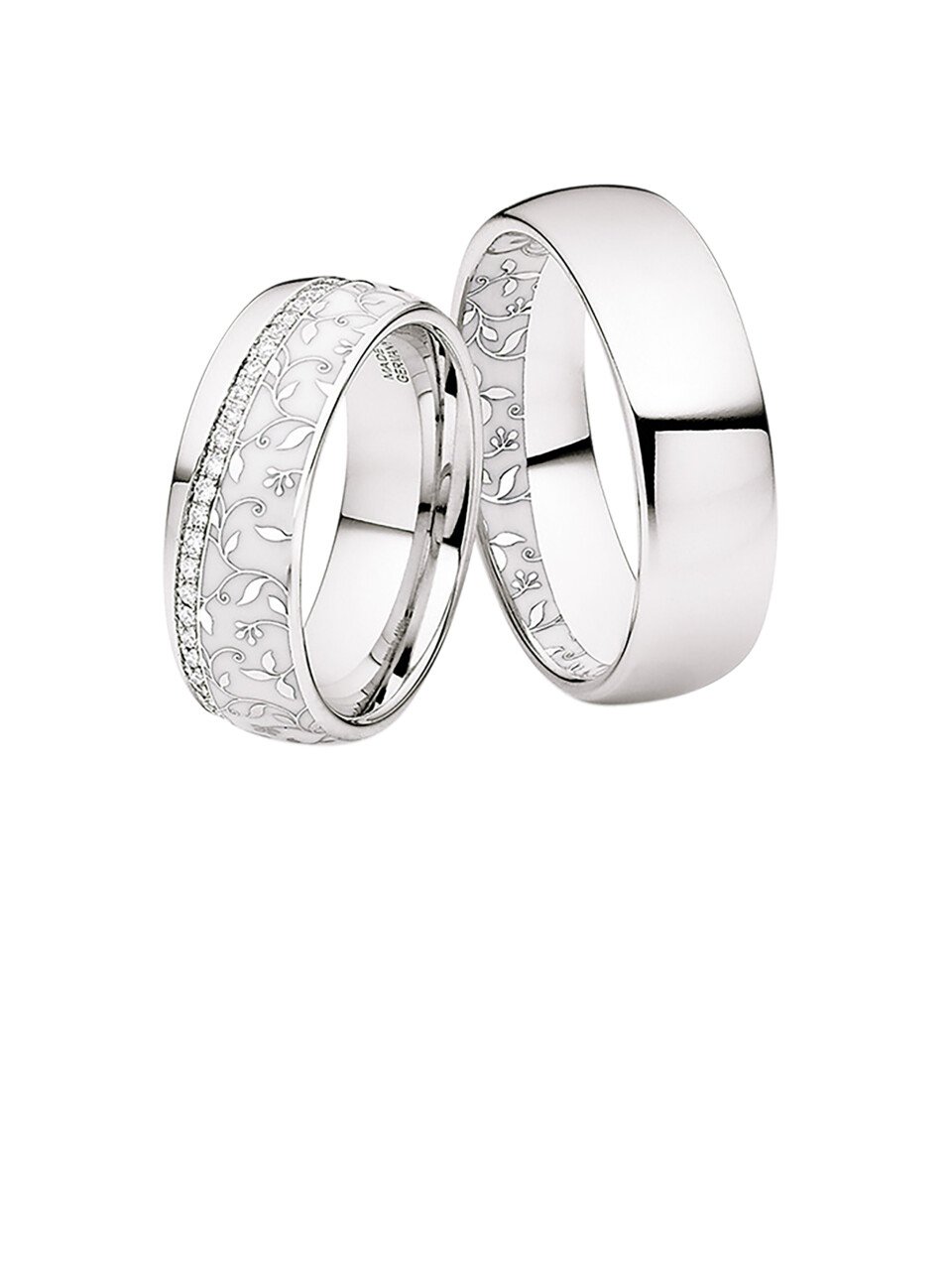 twee trouwringen met diamanten aan de zijkanten