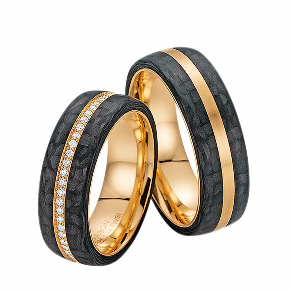 twee trouwringen met goud en zwarte diamanten