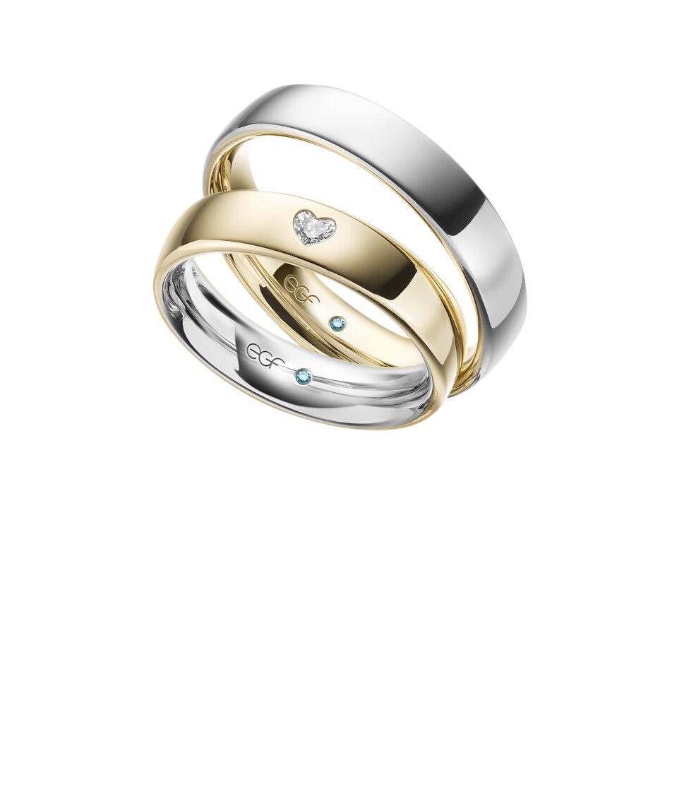 twee trouwringen met diamanten in goud en zilver