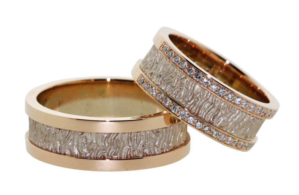 twee trouwringen met goud en diamanten inleg