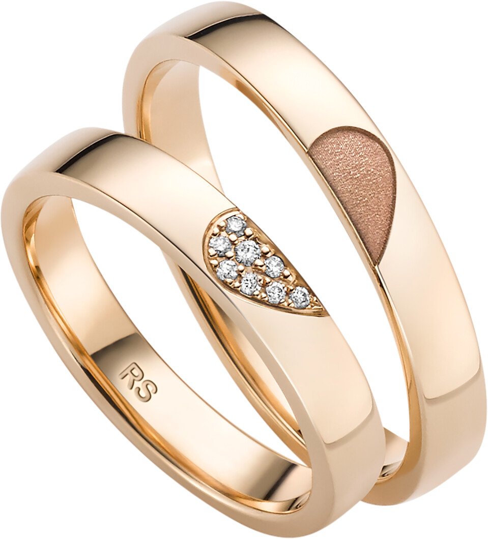 twee vergulde trouwringen met diamanten