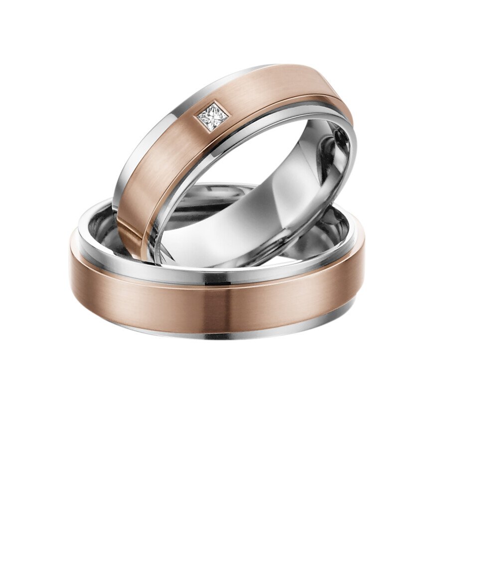 twee trouwringen met roségoud en witgoud
